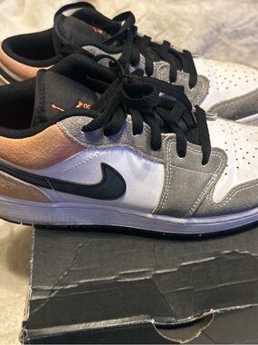 Nike Low-Top Sneakers in White, Gray & Peach 7Y